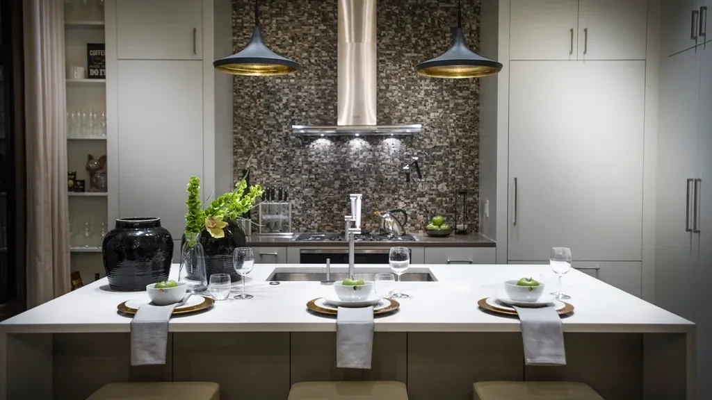 Cuisine moderne avec îlot central foncé et luminaires suspendus