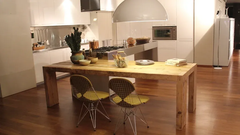 Cuisine d'inspiration scandinave avec grande table en bois et chaises design