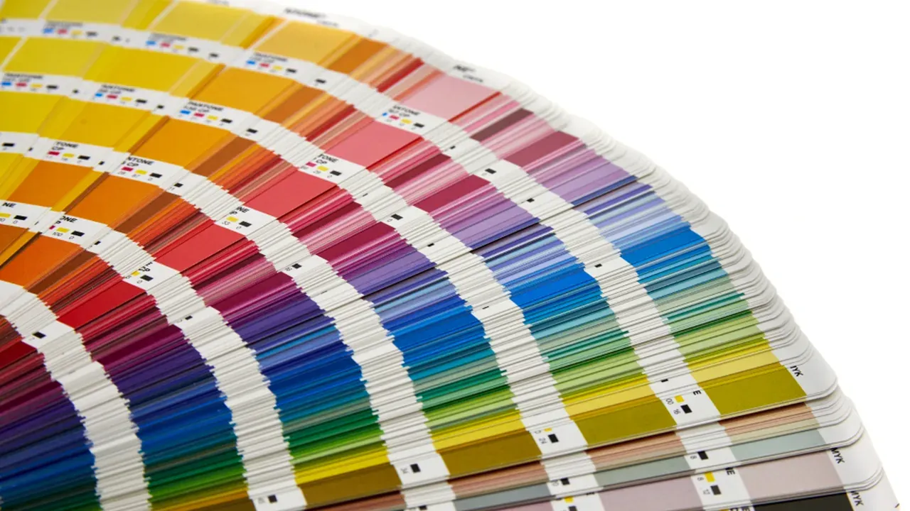 Éventail d'échantillons de couleurs et de finis pour armoires de cuisine